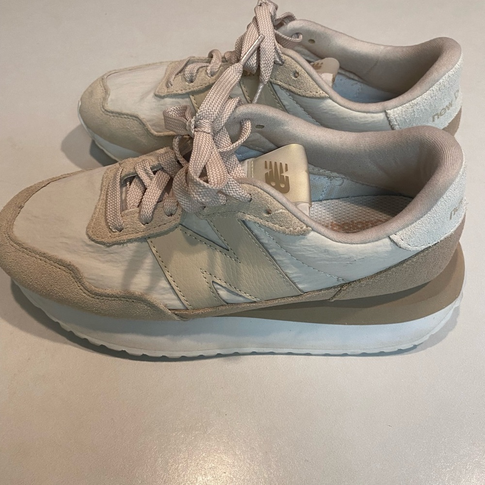 NEW BALANCE NB 237 Womens Sz 7 Beige White Athletic Textured Shoes Sneakers EUC - Picture 11 of 16